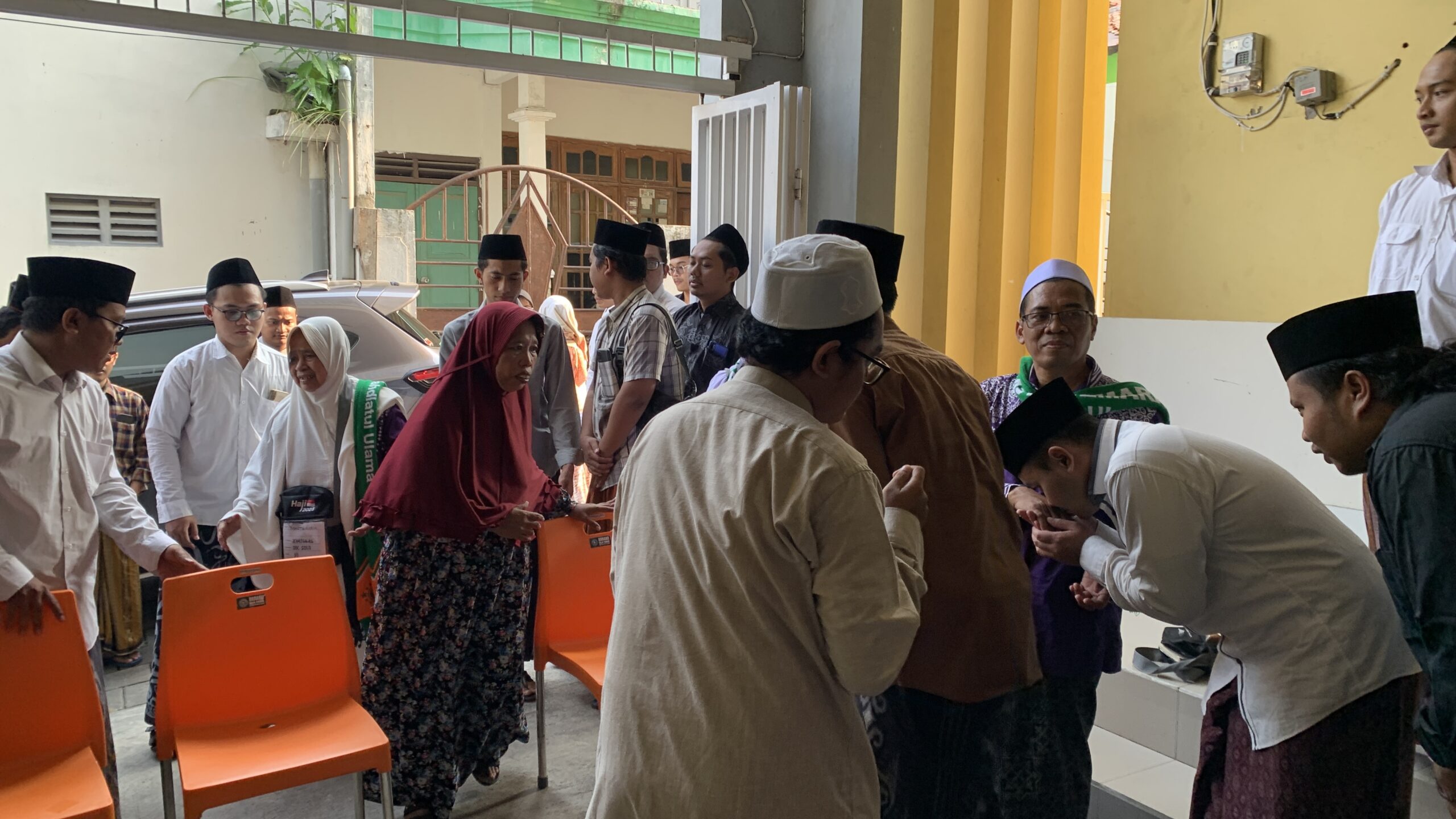 Sambut Hangat Kepulangan Haji Abah KH Zainal Arifin, Umi Ismah, dan Mbah Masthuriyah ke Tanah Air