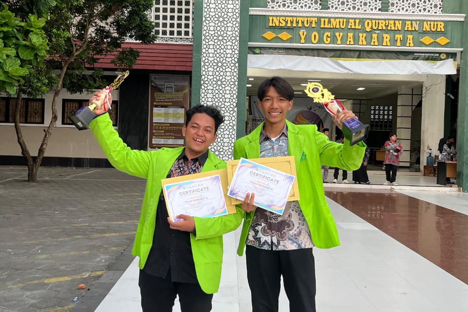 Santri Berprestasi: Fadhil Muhammad Azhar Rosyad dan Mohammad Dhiyaud Dihan, Sabet Gelar Juara 2 dan Juara 3 pada LCC Ekonomi Syariah yang Diselenggarakan oleh FEBI IIQ An-Nur Yogyakarta.